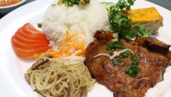 Nguyên liệu thứ hai ba là các món ăn kèm